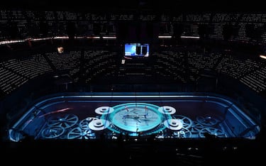 En esta curiosa fotografía se ve la imagen de un reloj mecánico en la pista antes del partido de hockey sobre
hielo que enfrentó a los equipos femeninos de Suecia y Japón en los Juegos Olímpicos de Invierno de Pekín que
el día 3 tuvieron su preludio. Es de esperar que el encuentro empezara sin retraso...