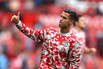 Cristiano Ronaldo saluda a los aficionados del Manchester United durante el calentamiento previo al partido.