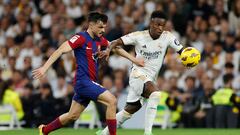 Barcelona's Spanish midfielder #08 Pedri (L) and Real Madrid's Brazilian forward #07 Vinicius Junior vie for the ball during the Spanish league football match between Real Madrid CF and FC Barcelona at the Santiago Bernabeu stadium in Madrid on April 21, 2024. (Photo by OSCAR DEL POZO / AFP)