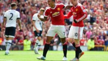 Depay festeja con Rooney el autogol de Walker.