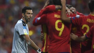 Gianluigi Buffon mira a los jugadores de Espa&ntilde;a tras recibir un gol de Morata