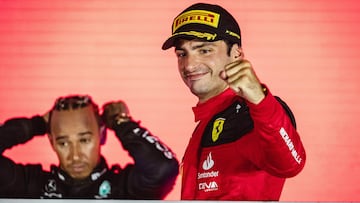 Carlos Sainz celebra la victoria en Singapur, con Lewis Hamilton al fondo