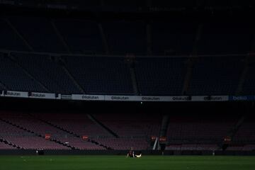 El jugador del Barcelona, Andrés Iniesta, quiso despedirse a solas del Camp Nou tras su último partido como azulgrana.