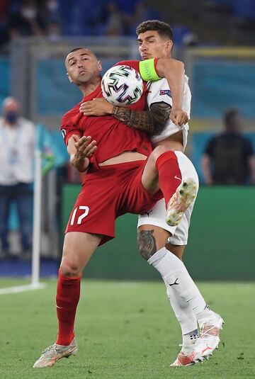 Burak Yilmaz con Giovanni Di Lorenzo.