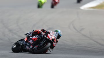 Bezzecchi con la Aprilia en Silverstone.