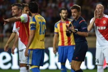 El árbitro Nicola Rizzoli con Dani Parejo.