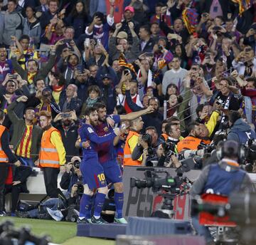 2-1. Messi celebró el segundo gol con Luis Suárez.