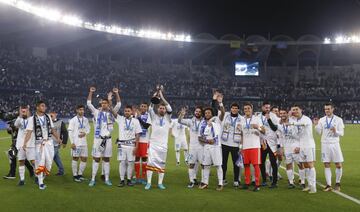 El Real Madrid revalidó su título como campeón del Mundial de Clubes al derrotar 1-0 al Gremio de Porto Alegre en la final del campeonato disputado en Abu Dhabi. El gol de Cristiano sometió a un tibio equipo brasileño que disparó en sólo una ocasión a la meta de Keylor Navas. Así, los merengues empataron al Barcelona al ganar su tercer ‘Mundialito; además, alzaron su octavo título bajo la batuta de Zinedine Zidane y ratificaron su poderío en las finales de cualquier torneo: la última vez que perdieron un partido definitivo fue en 2000, ante Boca Juniors. 