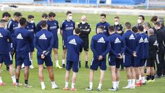 Los jugadores del Real Zaragoza atienen a JIM antes de un entrenamiento.