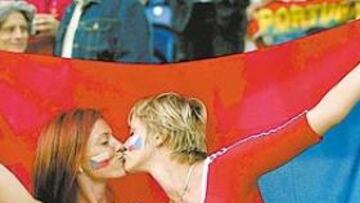 <b>SE VAN CHEQUI Y EL ESPECTÁCULO.</b> Con Chequia queda fuera de la Eurocopa el equipo que más espectáculo ha dado en el campo y uno de los más representados en la grada. Es una pena que no sigan alegrando esta Eurocopa.