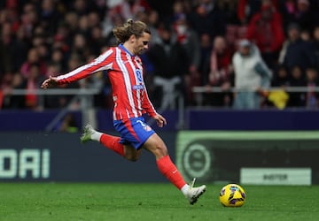 Contragolpe fulgurante con Sorloth descargando para Riquelme y este, casi en el medio del campo, la pone al espacio para Griezmann. El Principito vio a Greif en la lnea del rea grande y decidi hacer una picada preciosa desde lejos para superarle y mandarla a la portera para anotar el 2-0. 