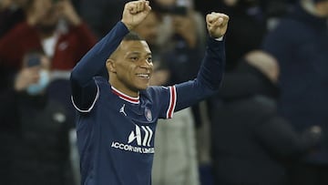 Soccer Football - Ligue 1 - Paris St Germain v AS Saint-Etienne - Parc des Princes, Paris, France - February 26, 2022 Paris St Germain's Kylian Mbappe celebrates scoring their second goal REUTERS/Christian Hartmann