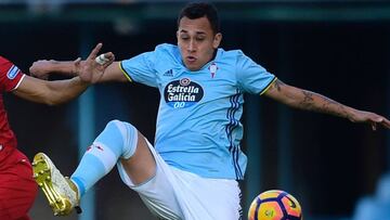Orellana pelea un balón con Mercado en el Celta-Sevilla.