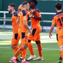 Un Guedes brillante frena la carrera hacia Europa del Betis