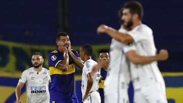 Argentina&#039;s Boca Juniors Colombian Edwin Cardona (2-L) reacts after tying with Brazil&#039;s Santos 0-0 in their Copa Libertadores semifinal football match at La Bombonera stadium in Buenos Aires, on January 6, 2021. (Photo by AGUSTIN MARCARIAN / POOL / AFP)