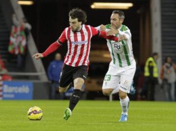 El centrocampista del Córdoba Abel Gómez lucha un balón con el centrocampista del Athletic Club Beñat Etxebarría.