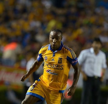 El delantero ecuatoriano fue buscado por varios clubes de la Liga MX después de ser elegido como el mejor jugador de la Copa Libertadores 2008. Después de un paso intrascendente por Getafe y Cruzeiro, Joffre llegó a Tigres. En este equipo ganó un título de liga.