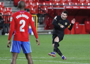 Messi marca de falta el 0-3 al Granada. 
