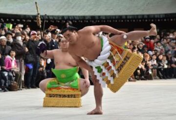 Los dos luchadores que compiten bajo los nombres de Yokozuna Kakuryu y Harumafuji son originarios de Mongolia. La ceremonia de ingreso al ring en la que se hace una ofrenda a los dioses sintoístas dura dos minutos.