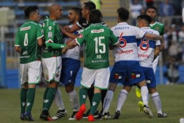 El jugador de Audax Italiano Marcos Riquelme discute con Jaime Carreno  de  Universidad Catolica durante el partido disputado en el estadio San Carlos de Apoquindo de Santiago, Chile.