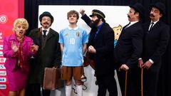 La selección belga presentó ayer la camiseta homenaje al personaje de cómic Tintín, todo un icono de la cultura popular del país. La equipación, que será utilizada en los partidos como visitante de Bélgica, lleva los mismos
colores que viste el periodista creado por el dibujante Hergé: camiseta azul con cuello blanco y pantalón marrón.