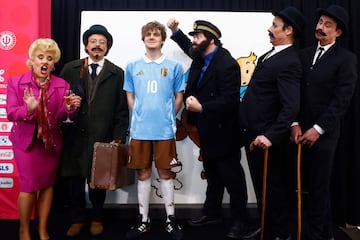 La selección belga presentó ayer la camiseta homenaje al personaje de cómic Tintín, todo un icono de la cultura popular del país. La equipación, que será utilizada en los partidos como visitante de Bélgica, lleva los mismos
colores que viste el periodista creado por el dibujante Hergé: camiseta azul con cuello blanco y pantalón marrón.