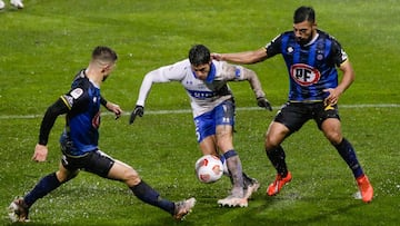 Futbol, Huachipato vs Universidad Catolica
Fecha 16, campeonato Nacional 2021.
El jugador de la Universidad Catolica Gaston Lezcano, centro, disputa el balon con Antonio Castillo de Huachipato durante el partido de primera division realizado en el esta
