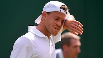 Tennis - Wimbledon - All England Lawn Tennis and Croquet Club, London, Britain - July 2, 2021  Argentina&#039;s Diego Schwartzman wipes his face during his third round match against Hungary&#039;s Marton Fucsovics REUTERS/Toby Melville