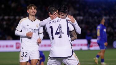 ARANDA DE DUERO (BURGOS), 06/01/2024.- Los jugadores del Real Madrid celebran el gol de su equipo anotado por Brahim Díaz (c-detrás) durante el partido de dieciseisavos de final de la Copa del Rey que Arandina y Real Madrid disputan hoy sábado en el estadio El Montecillo, en Aranda de Duero. EFE/ Mariscal