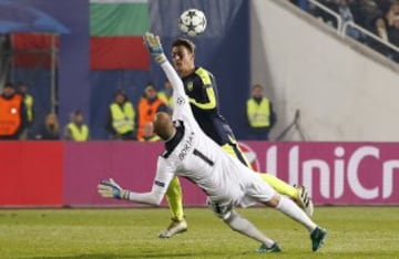 Ozil gave Arsenal victory with this wonder goal against Ludogorets in the Champions League