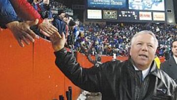 <b>DE FÚTBOL A SOCCER. </b>Robert Kraft, dueño de los Patriots, apoya al grupo L4.