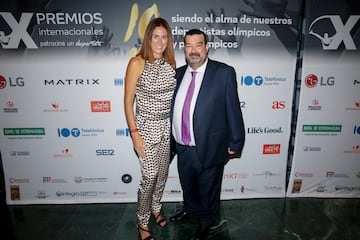 Julián Casas Luengo, CEO de Patrocina un deportista, posa en el photocall con Edurne Pasabán.