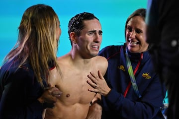 Gemma Mengual y Anna Vega abrazan a un emocionado Dennis González.