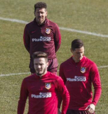Simeone observa a Torres y Saúl.