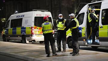 London (United Kingdom), 31/12/2020.- Police officers control along the Embankment in London, Britain, 31 December 2020. New Year's Eve celebrations are not taking place in London due to coronavirus restrictions. The UK government is encouraging people to stay home as Covid-19 cases continue to surge. (Reino Unido, Londres) EFE/EPA/ANDY RAIN
