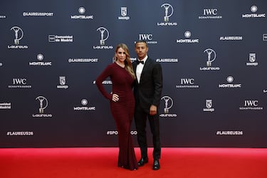 Thiago Alcántara posa con Julia Vigas, su pareja, en la alfombra roja.