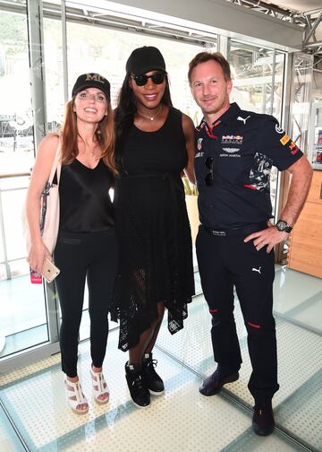 Serena Williams posa con Christian Horner y su esposa Geri Horner.