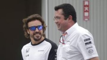 Eric Boullier, junto a Alonso.