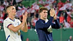 Milenkovic y Vlahovic aplauden a sus aficionados tras un partido.