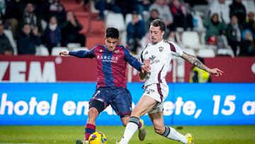 Jugada del partido de LaLiga Hypermotion entre Albacete y Levante.