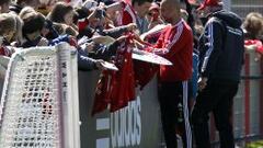 Pep Guardiola se tiró ayer toda una hora firmando autógrafos