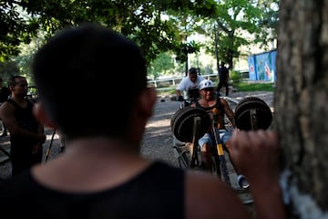 Este gimnasio al aire libre en Caracas est construido con cemento, barras y otros materiales reciclados.