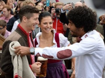 Dante saluda a Robert Lewandowski y su esposa Anna Stachurska.