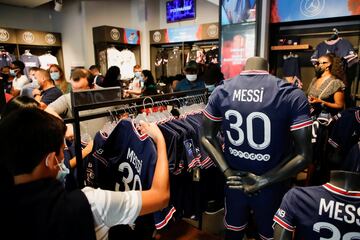 Numerosos aficionados del Paris Saint-Germain se han agolpado en la puerta de la tienda oficial del estadio para conseguir una camiseta del astro argentino.