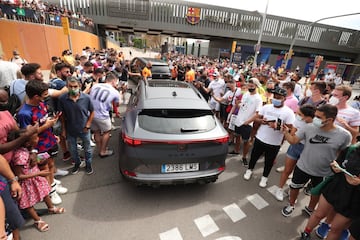 Un grupo de aficionados se han concentrado en los alrededores del Camp Nou para arropar a su dolo. 