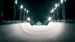 El Halfpipe de Aspen Snowmass illuminado de noche. 