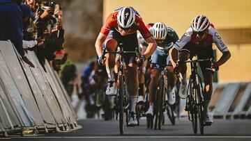 Merlier y Coquard llegan parejos al esprint de la 4ª etapa del AlUla Tour 2024.