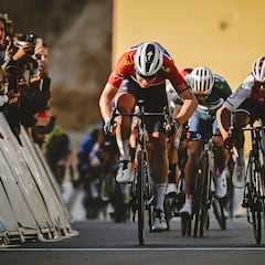 Tim Merlier repite en AlUla en un final de foto finish con Coquard