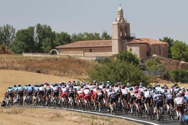 La segunda etapa de La Vuelta 2021 tenía la cruz puesta para una batalla entre velocistas y, aunque muchos equipos temían la aparición del viento que podía dar lugar a abanicos y complicaciones, el final en Burgos fue el previsto por todos al inicio. Eso sí, una caída a pocos kilómetros no permitió llegar juntos a los 184 protagonistas