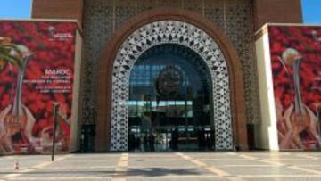 La estaci&oacute;n de tren de la ciudad, la Gare du Marrakech, est&aacute; decorada con anuncios del Mundial de Clubes y su trofeo.
 